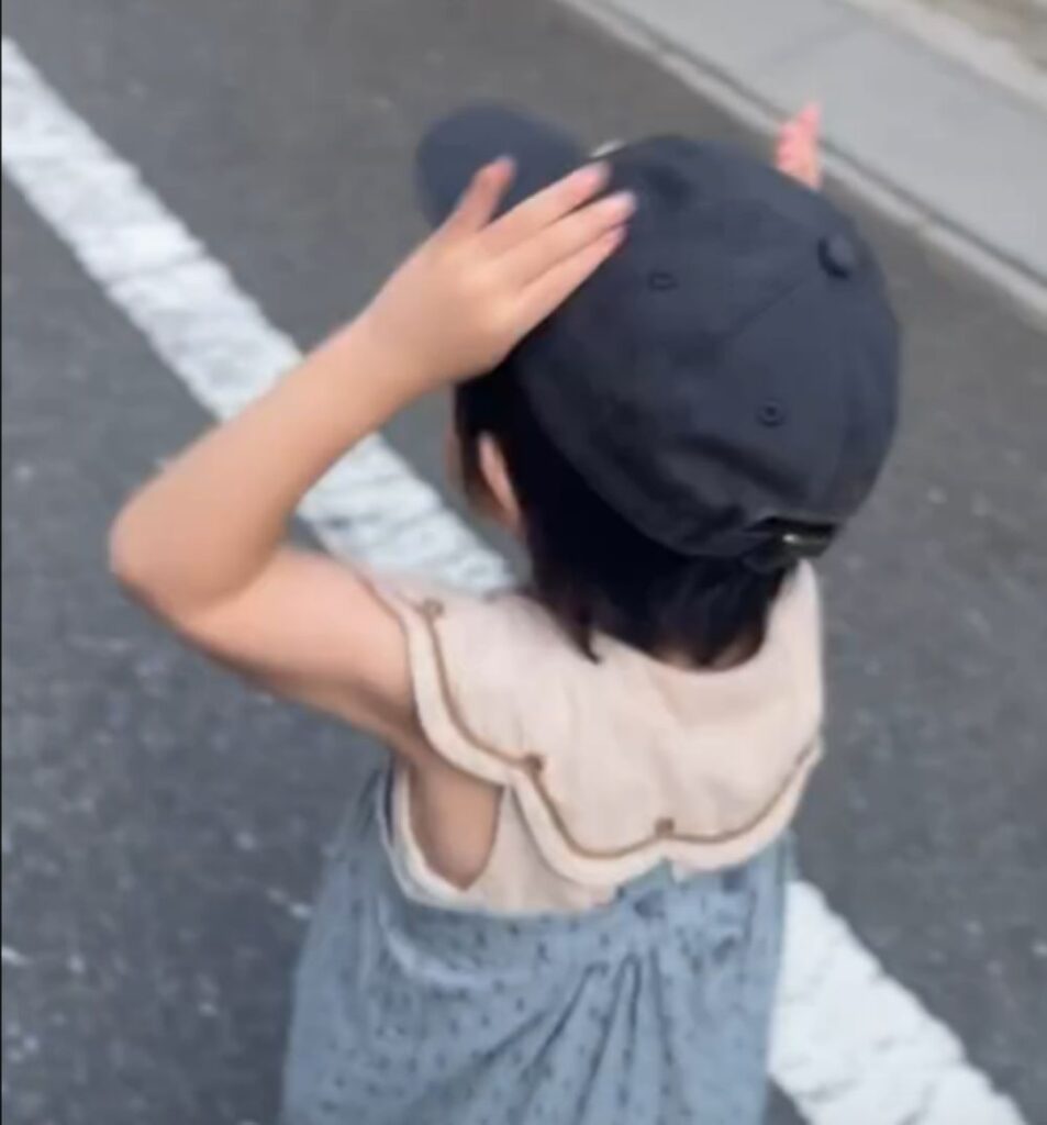 ジャンプしながら進む息子さん（＠__papi________さんより提供）