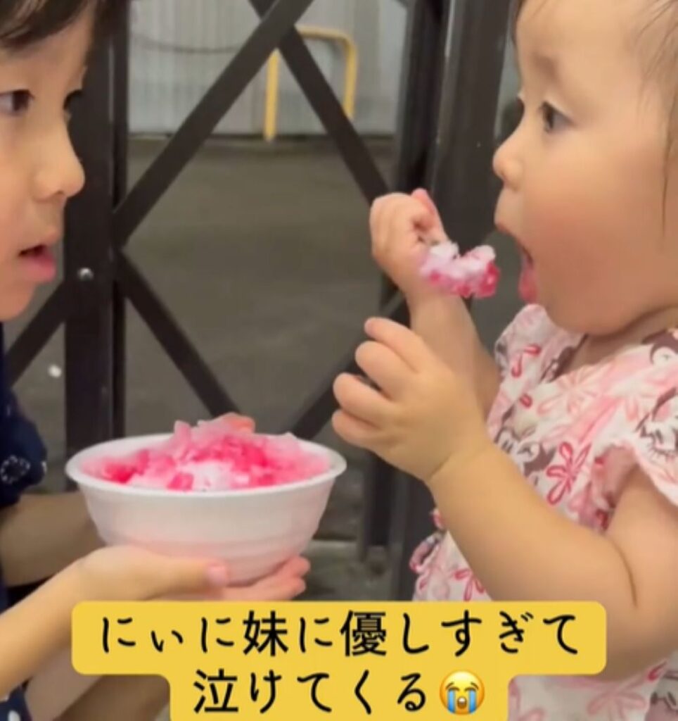 妹さんにかき氷をあげるお兄ちゃん（＠uitarosさんより提供）