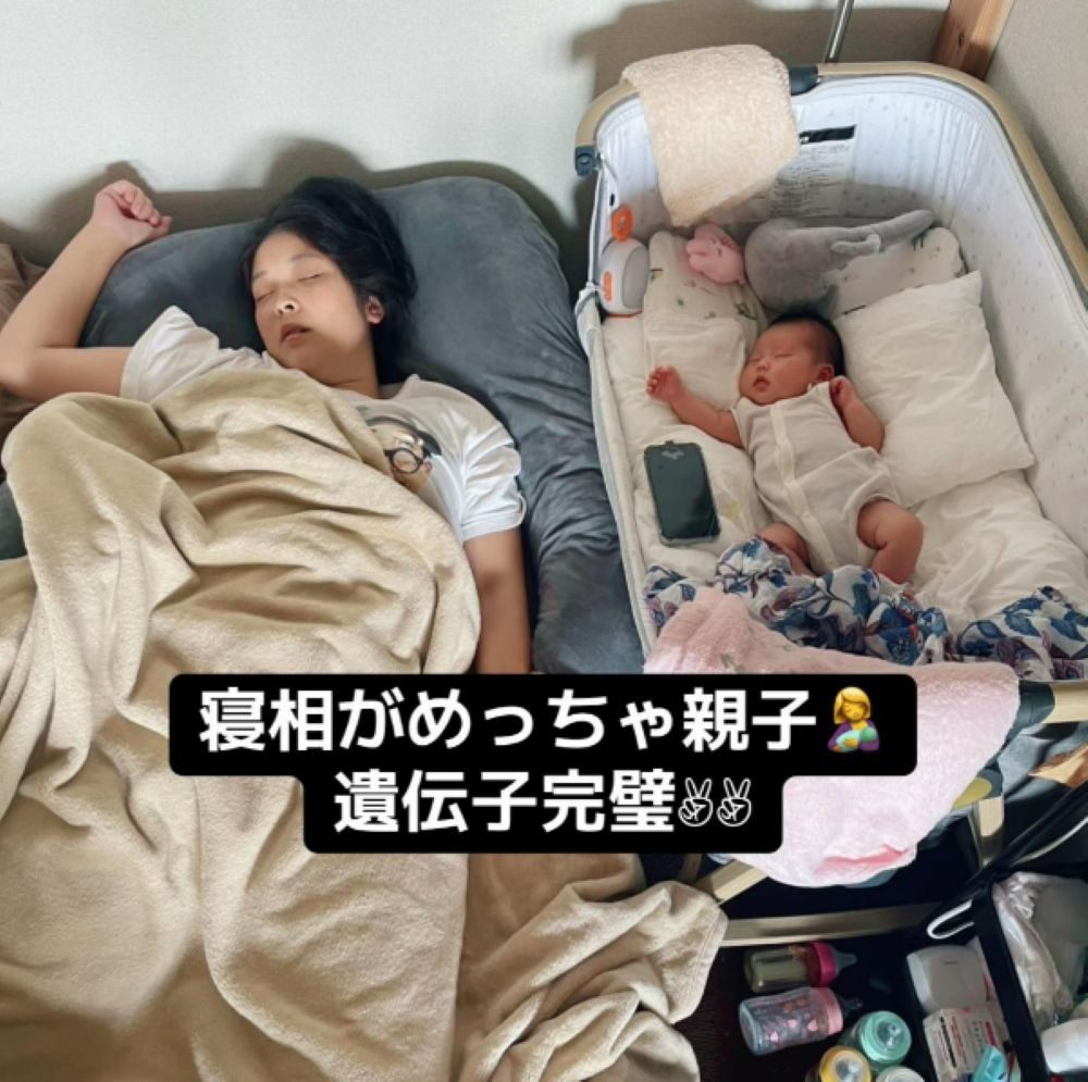 そっくりな寝相（＠________w.familyさんより提供）