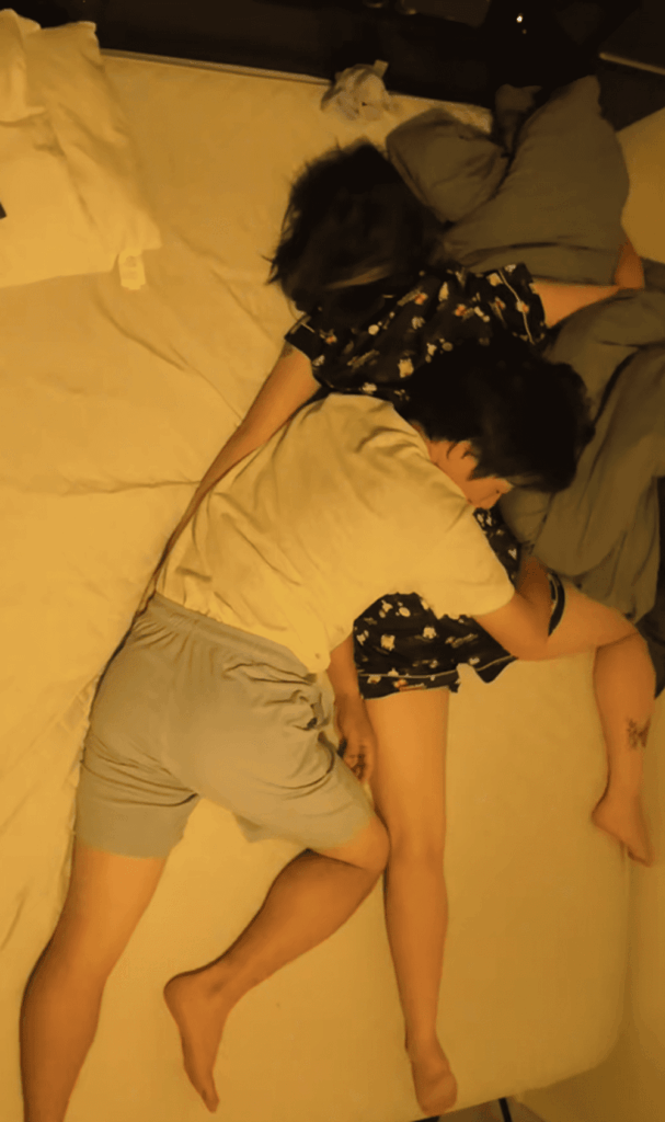 枕にする様子（＠.sleeping.coupleさんより提供）