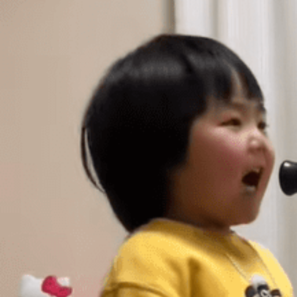 歌うのが大好きな3歳娘　→しかしよく見ると…！？「ピッタリｗ」「最高」「可愛すぎる」
