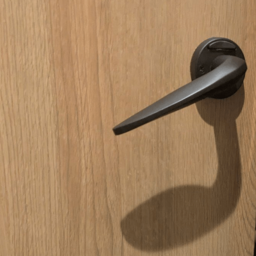 夜中のトイレで腹痛と戦っていた女性。ふと視線を感じて見上げると…「ホラーすぎる」「ヒェッ」「怖い」