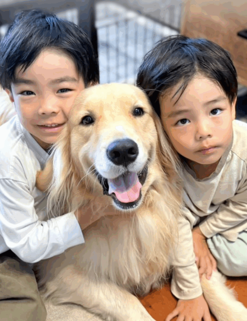 現在の息子さんたちとエルくん（＠yuu160cmさんより提供）