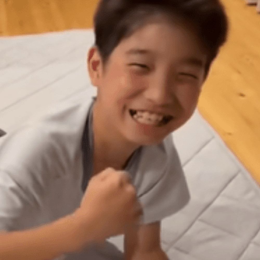 10歳の兄が大好きな0歳の弟。お兄ちゃんが弟をあやした結果…「かぁぁぁんわいっっっ」「これが俗に言うメロメロってやつ」「見てるだけで幸せ」