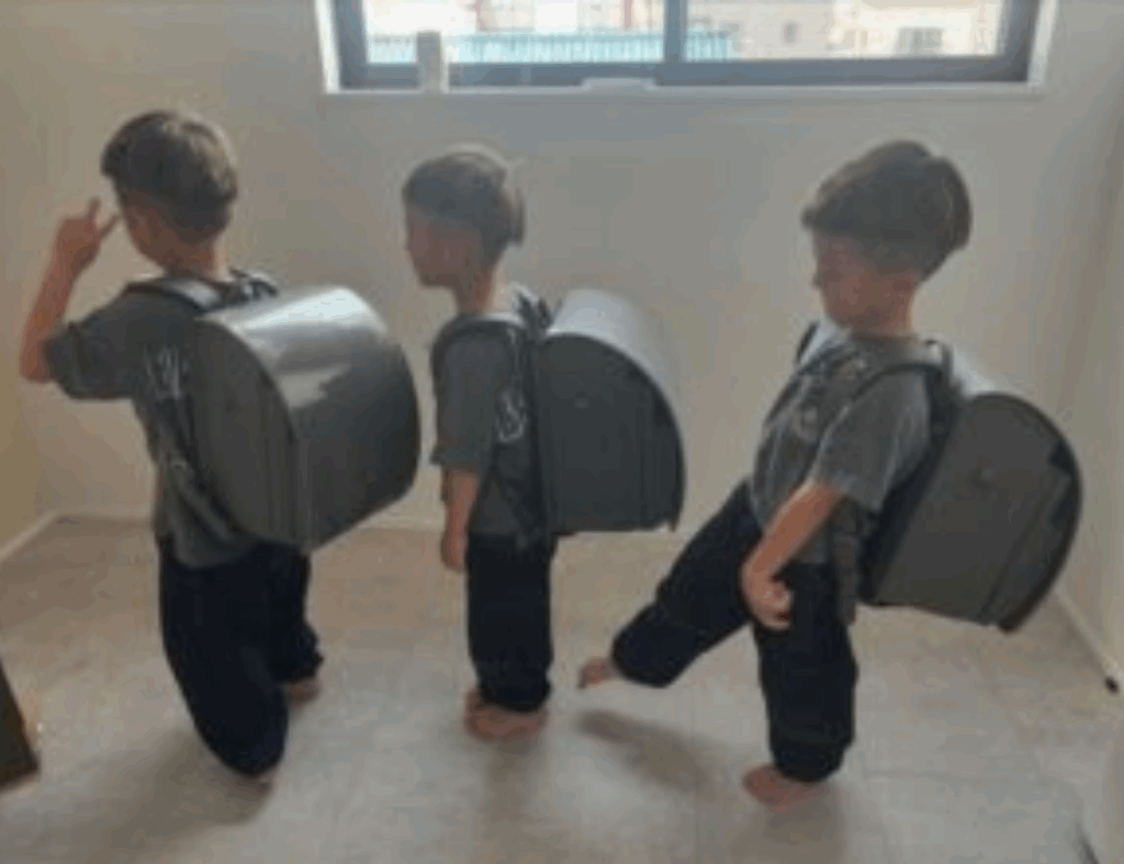 ランドセルを喜ぶ3人（＠ki____pe.11さんより提供）