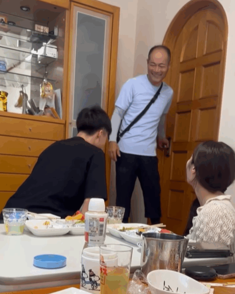 深々とお辞儀する彼氏さん（@chiii.azさんより提供）