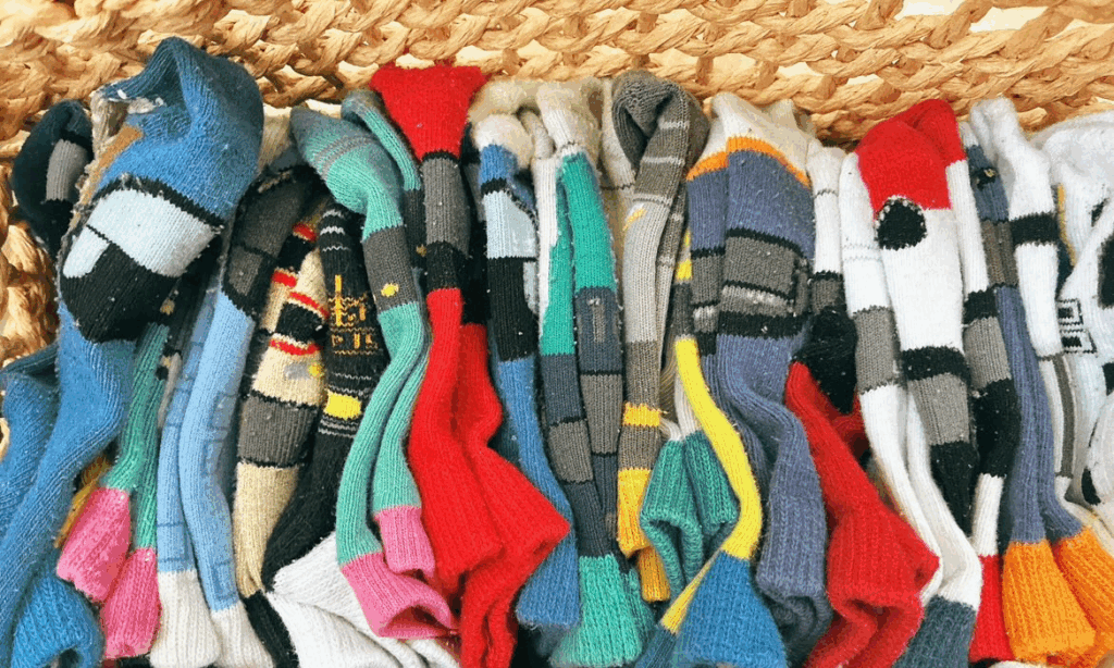 パパさんが集めたたくさんの乗り物系靴下（@mikk.a.roomaさんより提供）