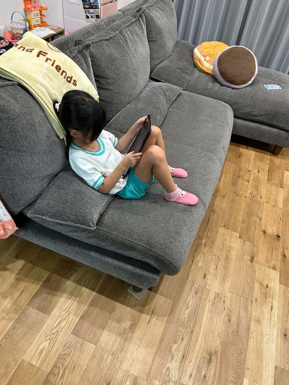 ソファでゲームをする5歳娘　しかし母が近づいてみると…驚きの光景に「なんていい子」「ありがたいですね」「胸がいっぱい」