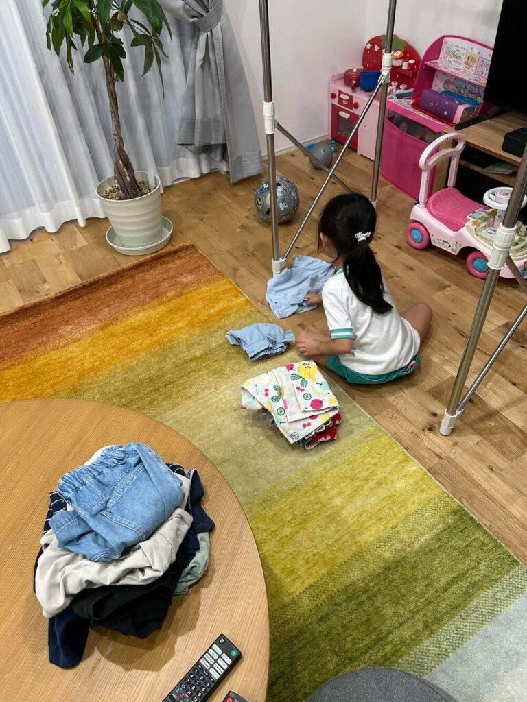 黙々と畳む娘さん…！（@erynyanyaさんより提供）