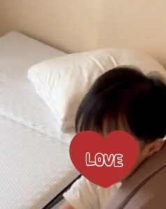 突然泣き始めた0歳児。それを見た1歳長男の“まさかの行動”に…「天才か！？」「思いやりが深い」「絶対イイパパになる」
