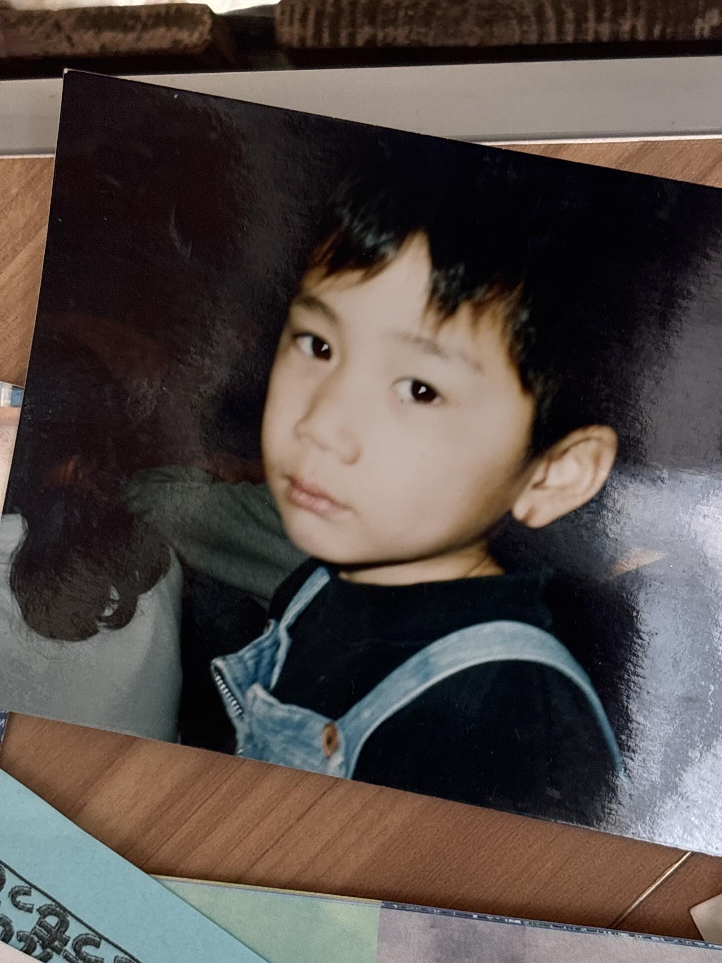 キリっとした表情の2歳の男の子→その数十年後の”現在の様子”に…「驚きました！」「発見があって面白い」