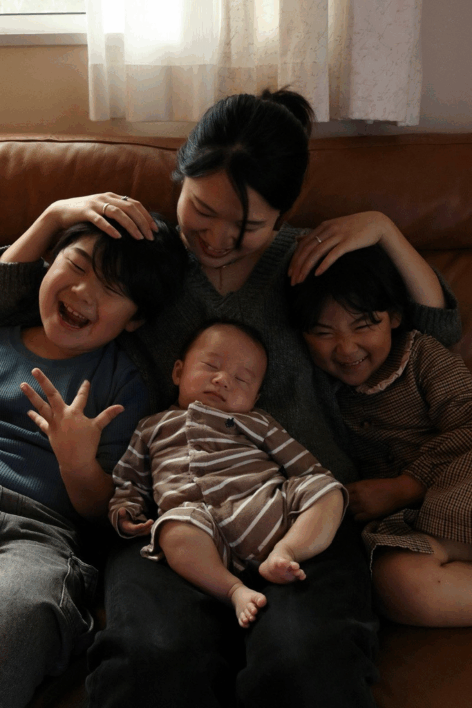 ママさんと子どもたち（＠honeyanneyさんより提供）