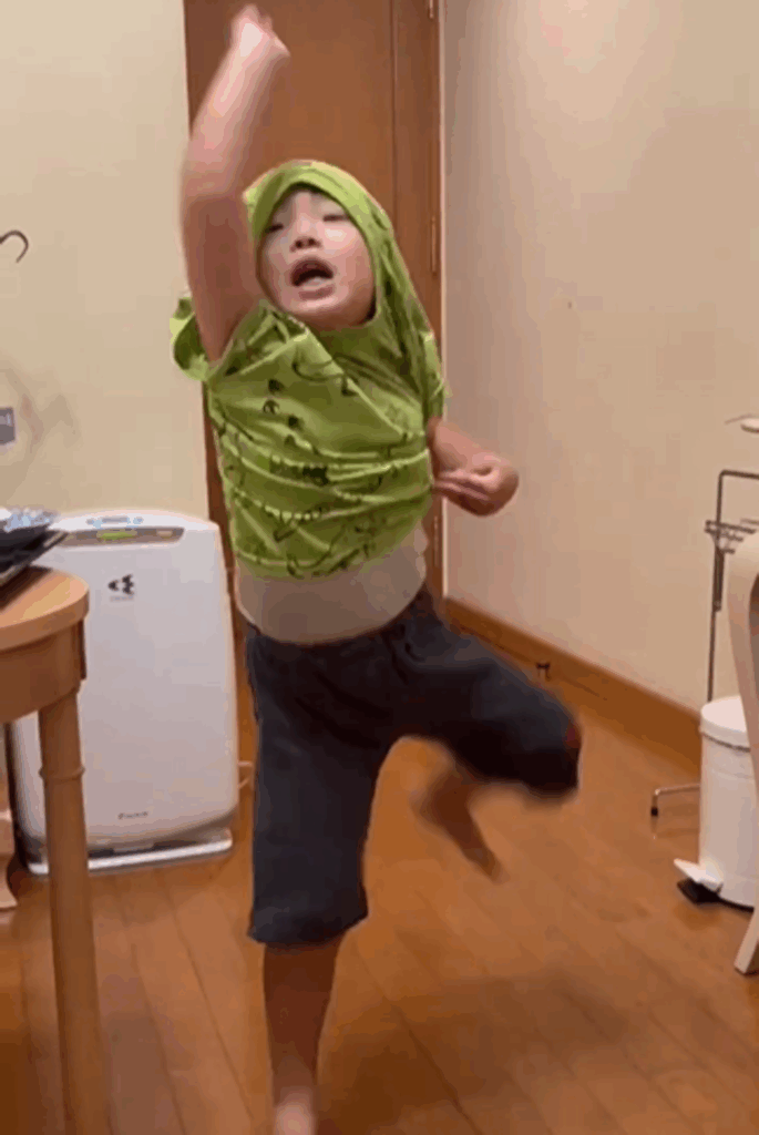 喜びのダンスをするお兄ちゃん②（＠kiyominminzemiさんより提供）