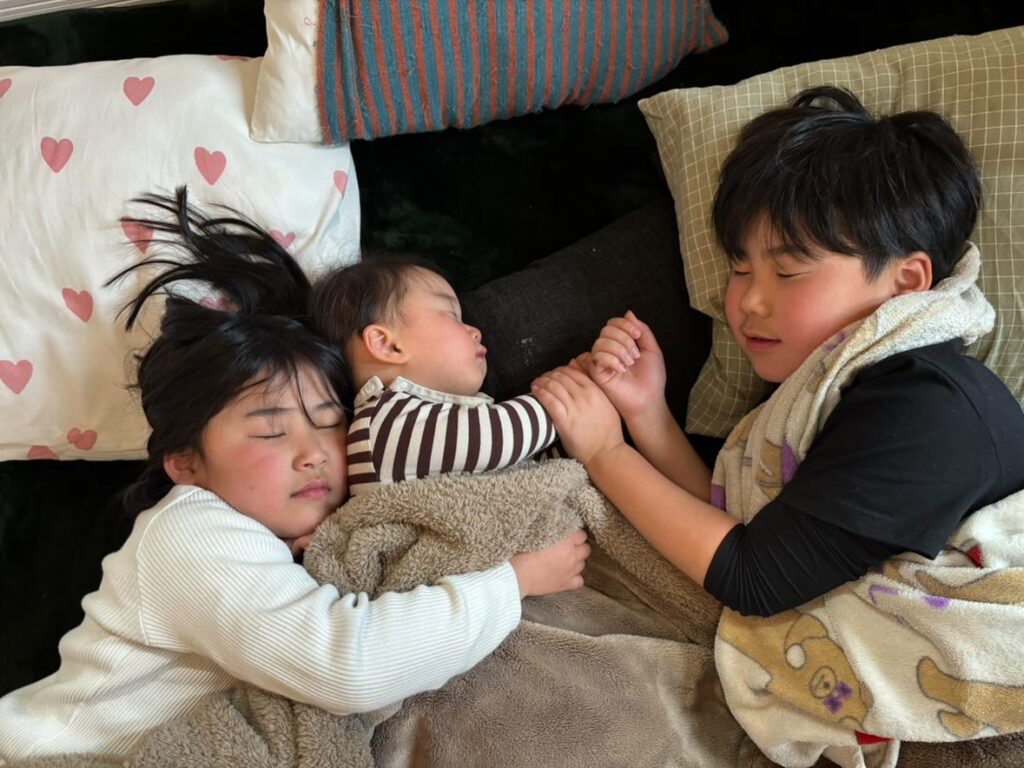 3人兄弟の可愛らしい様子（＠honeyanneyさんより提供）