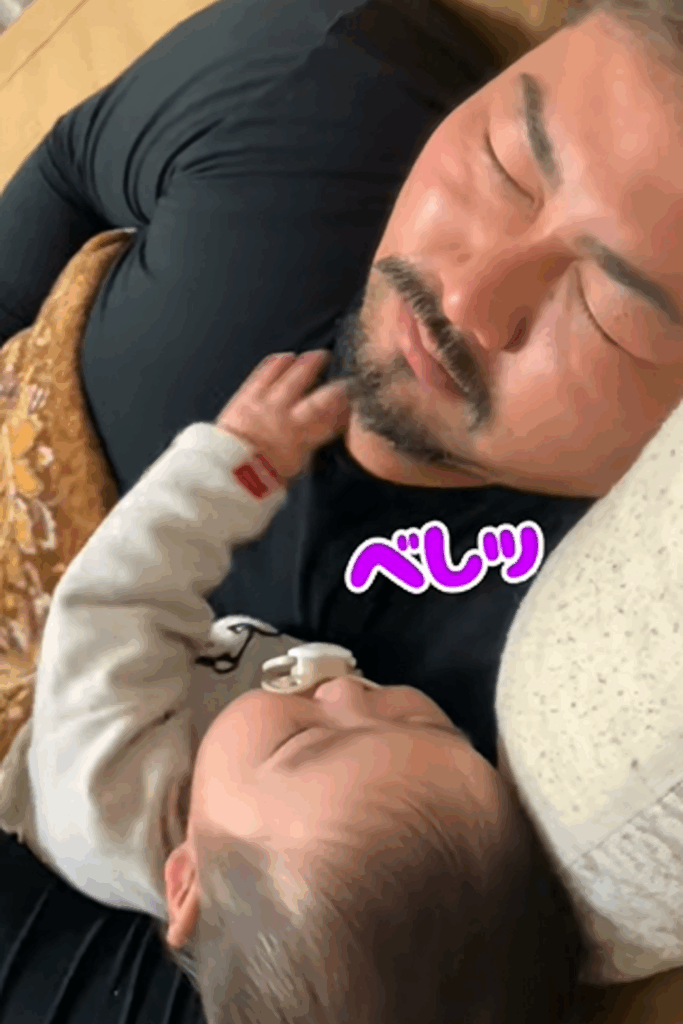 パパさんの髭で遊ぶ娘さん②（＠fuki__0611さんより提供）