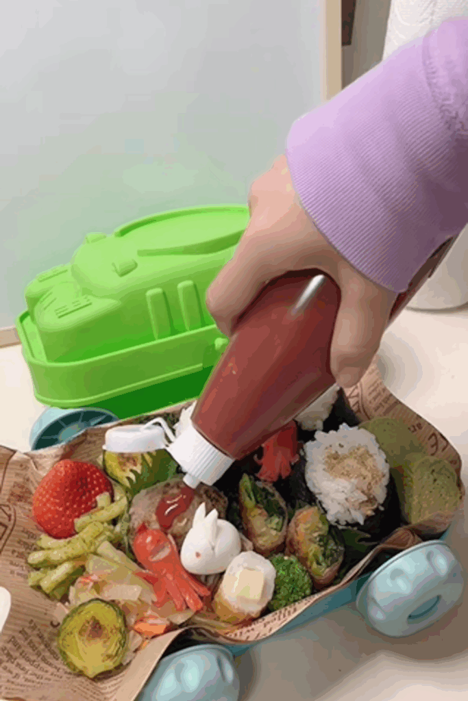 おもちゃの車に詰めているところ（＠onigawara.otakaさんより提供）