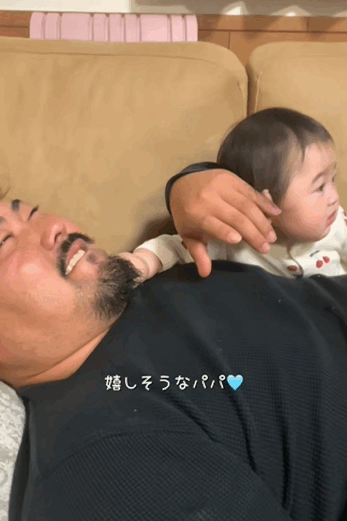 パパさんの髭で遊ぶ娘さん③（＠fuki__0611さんより提供）