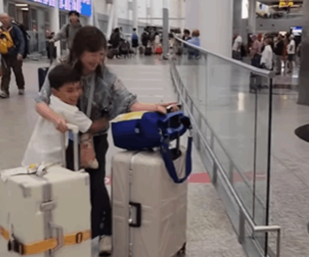 駆け寄る長男さん（＠saki_andrewさんより提供）