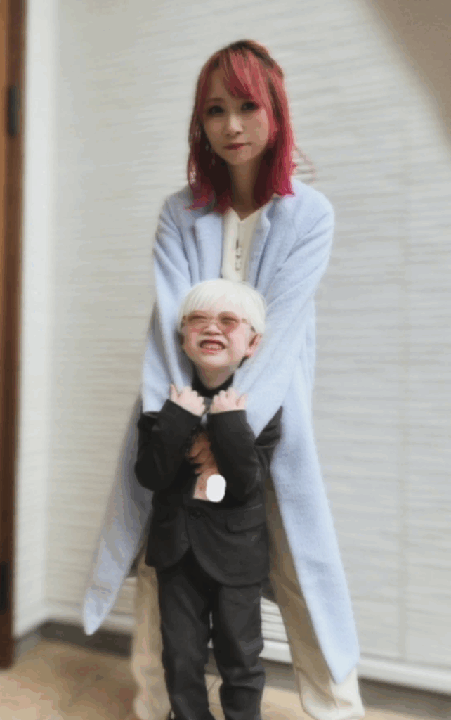 りっくんとお母さん（＠8._.brothersさんより提供）