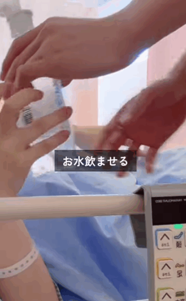 お水を飲ませます（＠micchan_papaさんより提供）