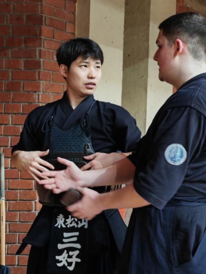 セルビア人生徒への技術指導の様子