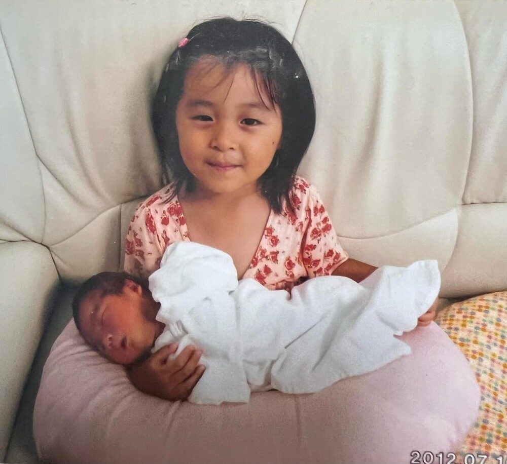 念願の弟を初めて抱っこする4歳姉　その12年後の姿に「泣いちゃう」「こんなお姉ちゃん欲しい」「尊い」