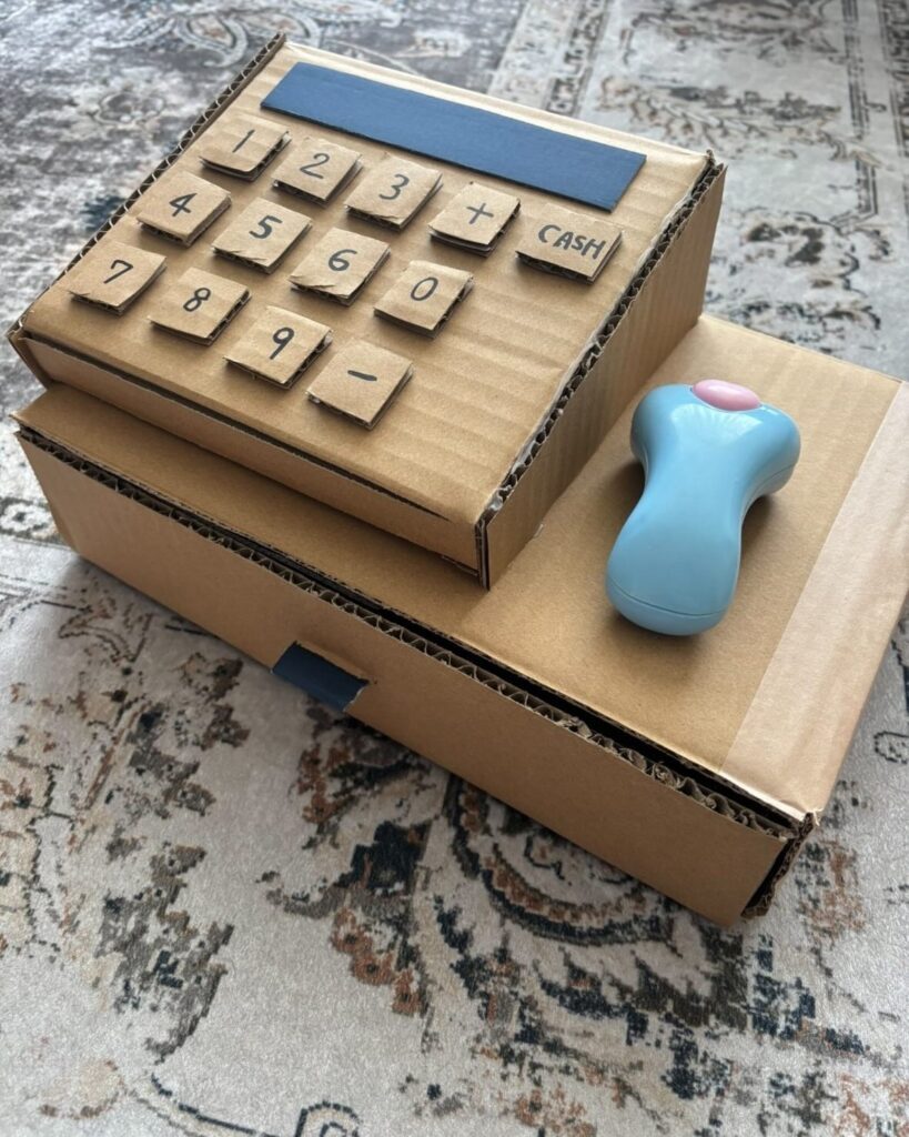 段ボールの手作りレジスター（@porinnn321さんより提供）