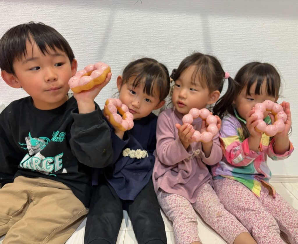みんなでドーナツを食べる姿（＠uruhanafamilyさんより提供）