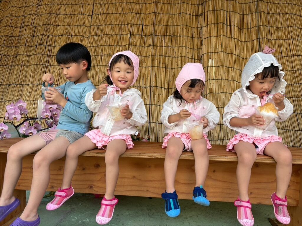 みんなで川遊び（＠uruhanafamilyさんより提供）