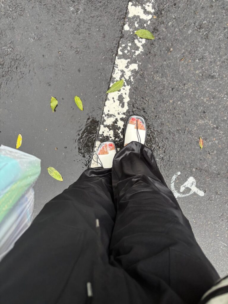 足元に違和感が…（＠shopkaioriさんより提供）