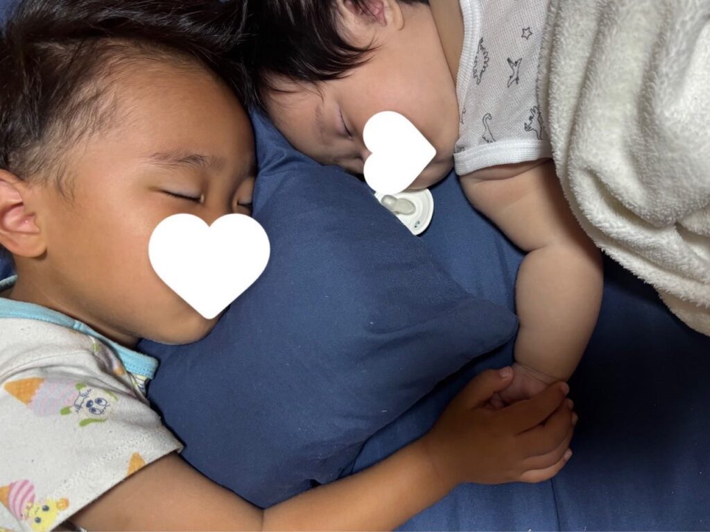 仲良く寝ている様子（＠aifu_ri03さんより提供）