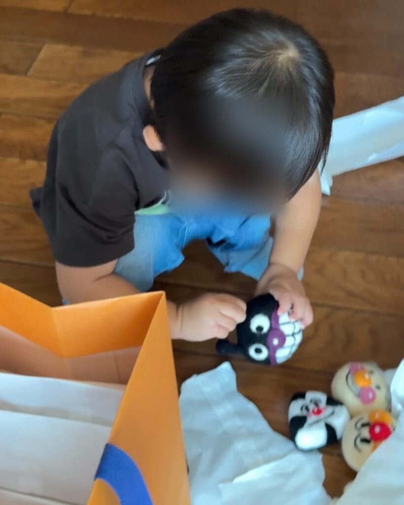 ぬいぐるみで遊ぶお孫さん①（＠1chan0207さんより提供）