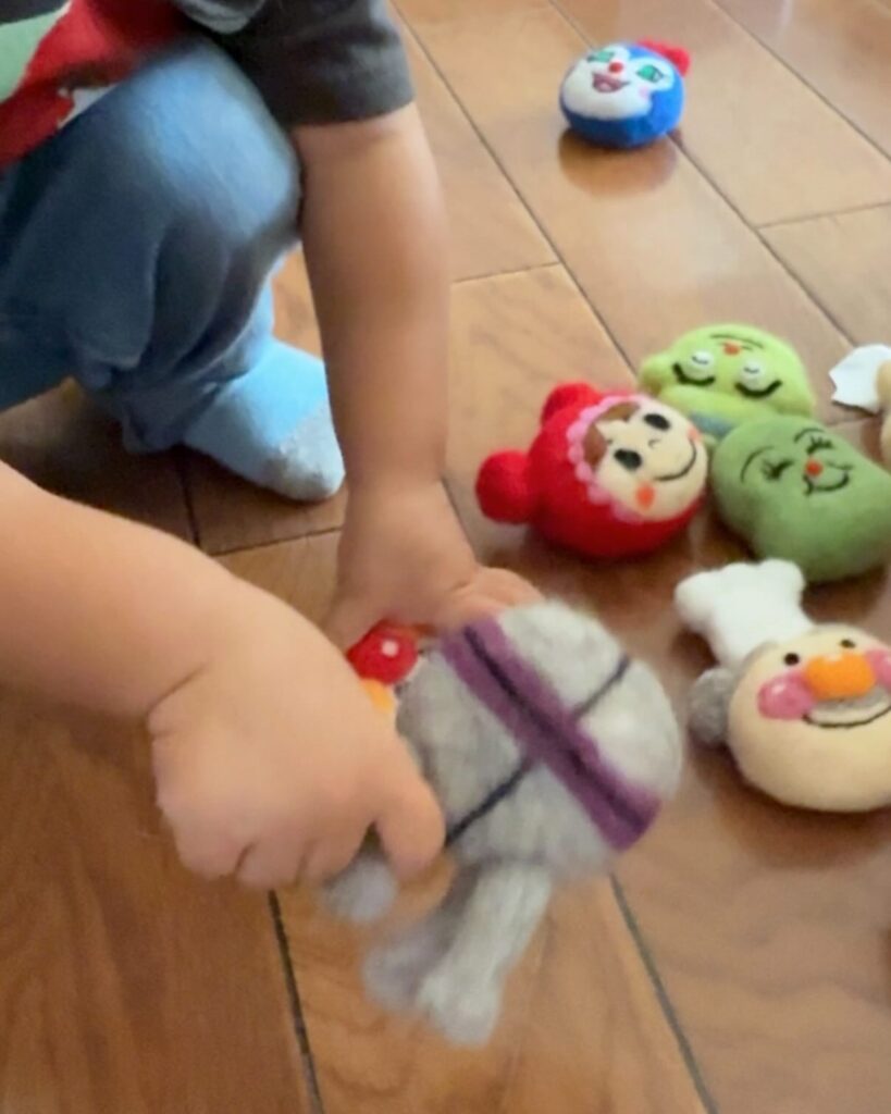 ぬいぐるみで遊ぶお孫さん②（＠1chan0207さんより提供）