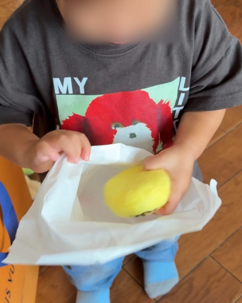 袋を開けるお孫さん②（＠1chan0207さんより提供）