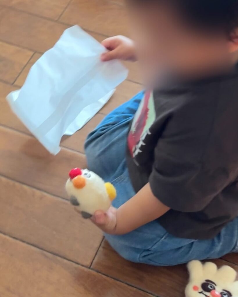 袋を開けるお孫さん③（＠1chan0207さんより提供）