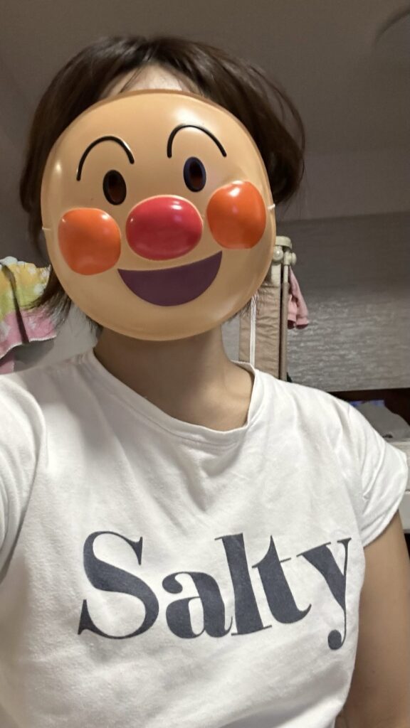 お面をかぶるママさん②（＠bunbuku_chagama_imaさんより提供）