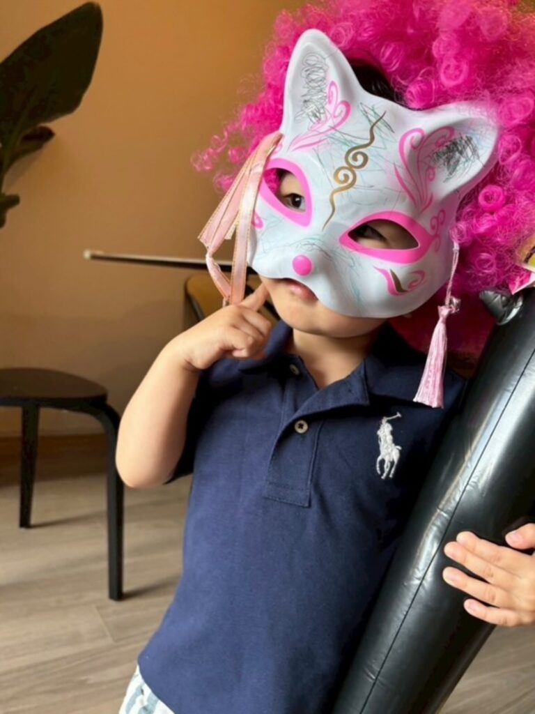 別のお面をつけている息子さん（@coco_vanilla13さんより提供）