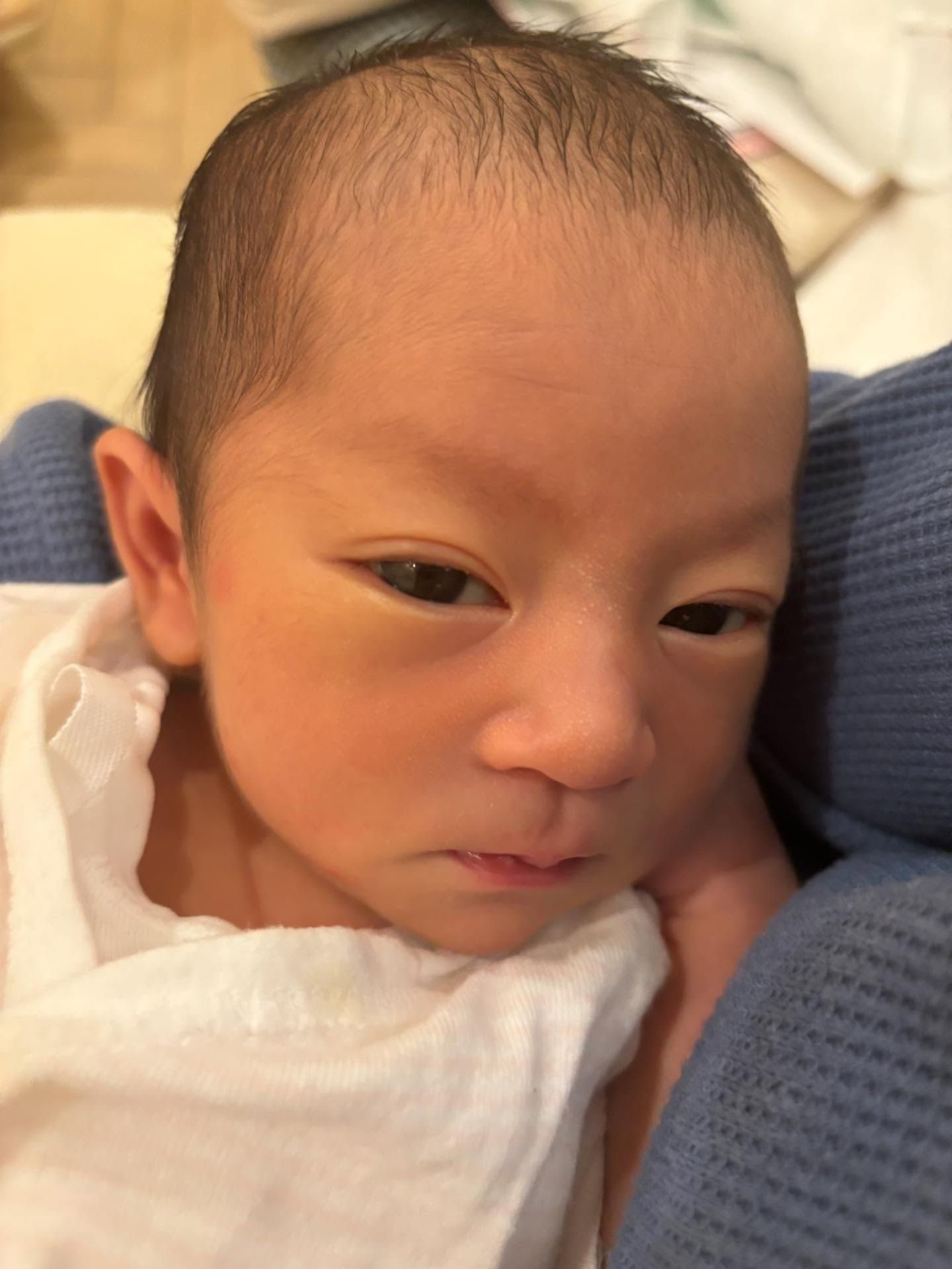 「男前な見た目」で生まれた赤ちゃん。1年後の現在の姿に…「美人さん」「カッコよ女子」「凛としてますね」