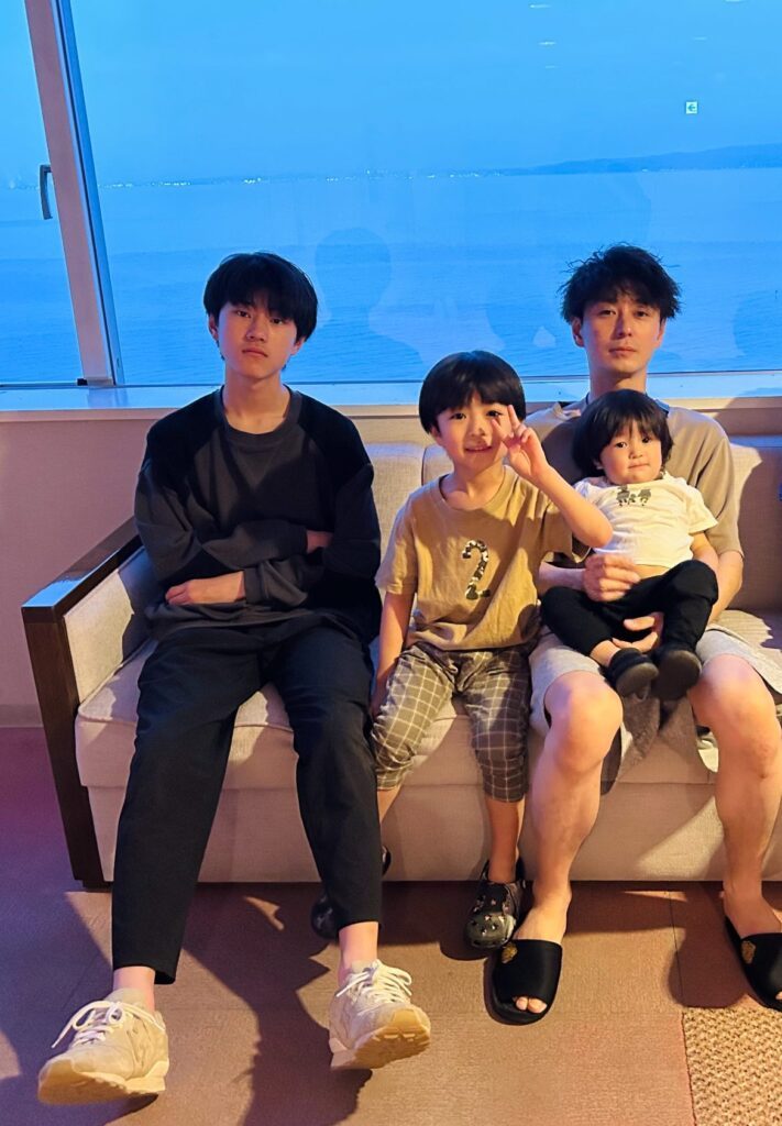 弟さんたちに優しい息子さん（＠aoba0531さんより提供）