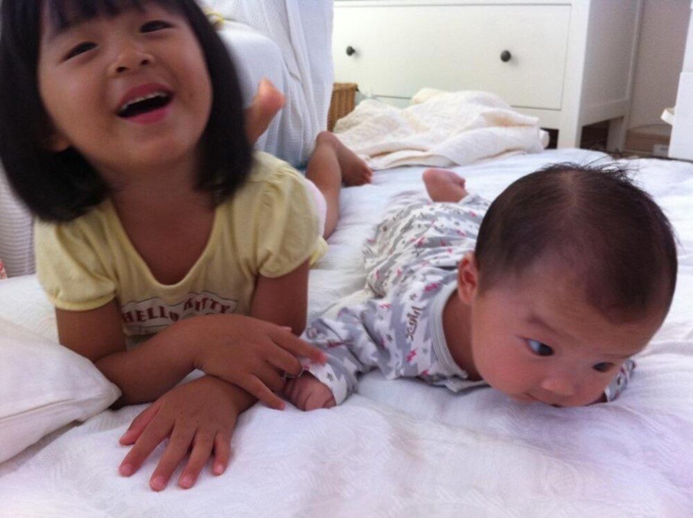 弟さんのうつぶせの練習を一緒に（@igawa_emiさんより提供）