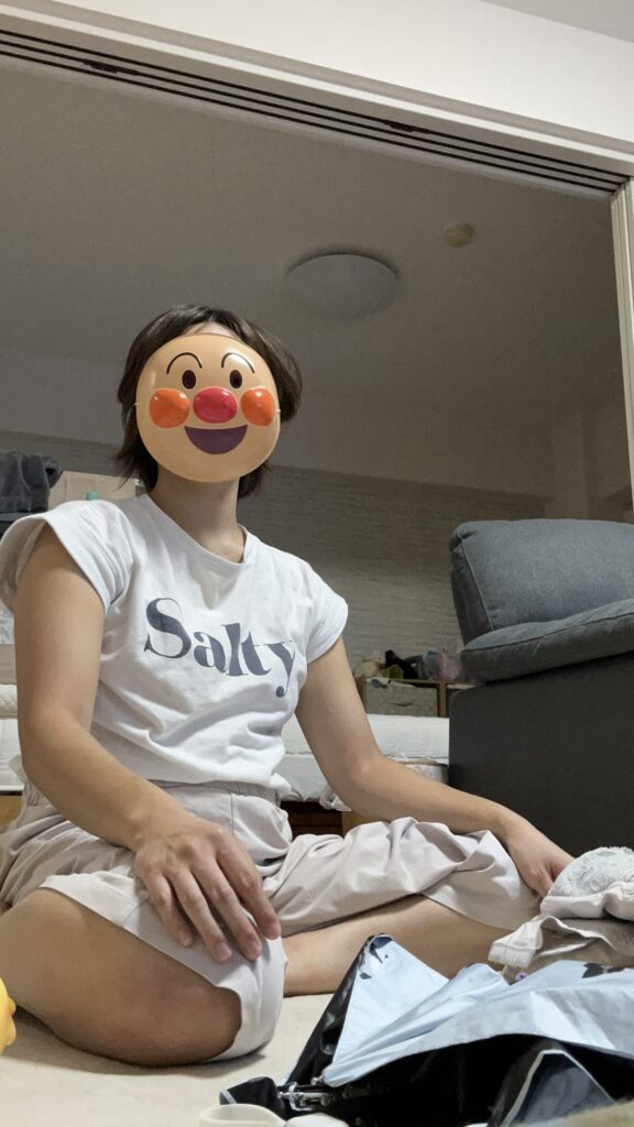 お面をかぶるママさん①（＠bunbuku_chagama_imaさんより提供）