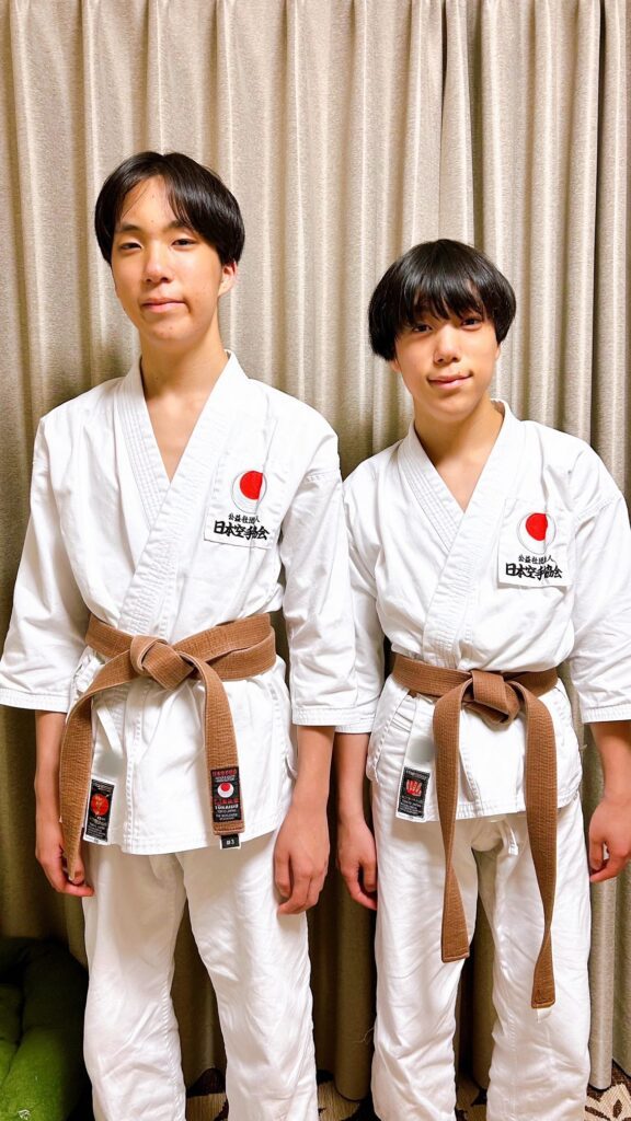 道着を着用する2人（＠twins_donuts_taiyakiさんより提供）