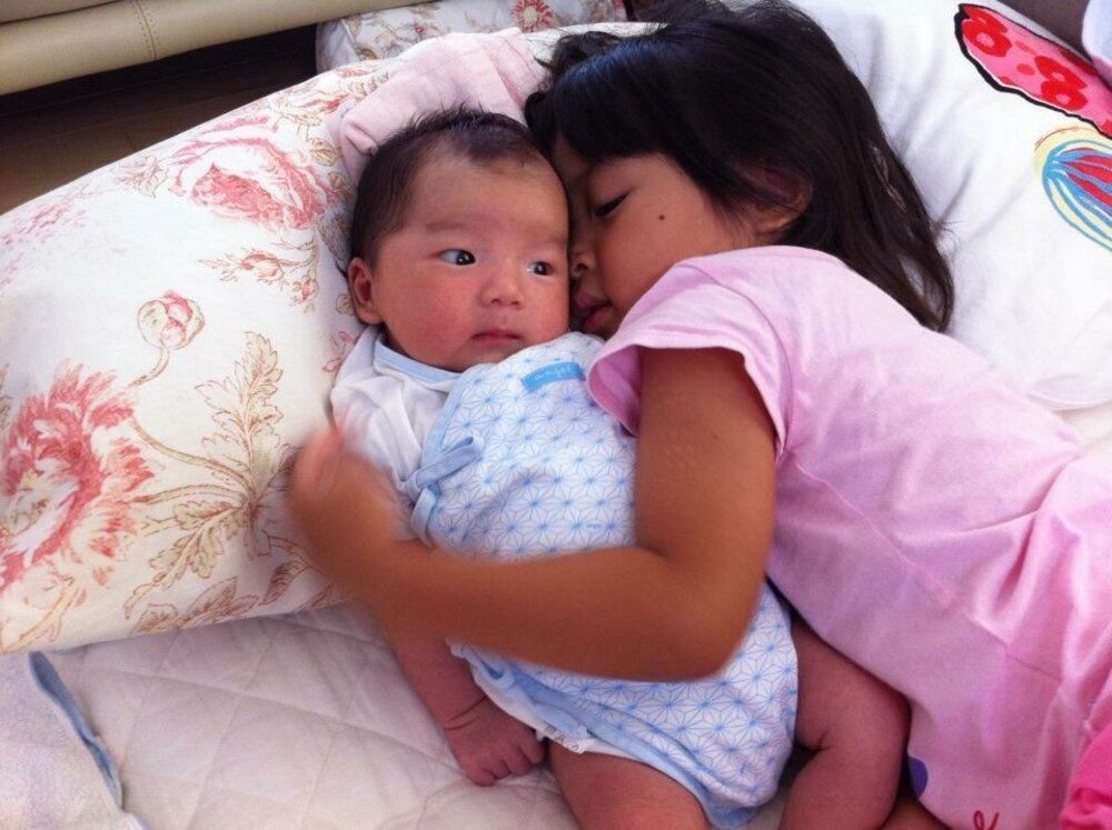 ハグしている様子（@igawa_emiさんより提供）