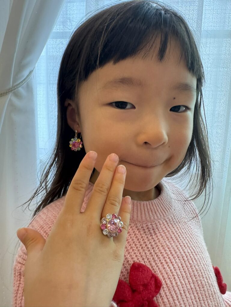 娘さんが作った指輪とイヤリング（＠rina.odekake.tripさんより提供）