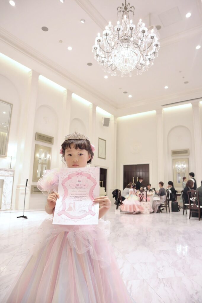 完成したドレスを着ている娘さん（＠rina.odekake.tripさんより提供）