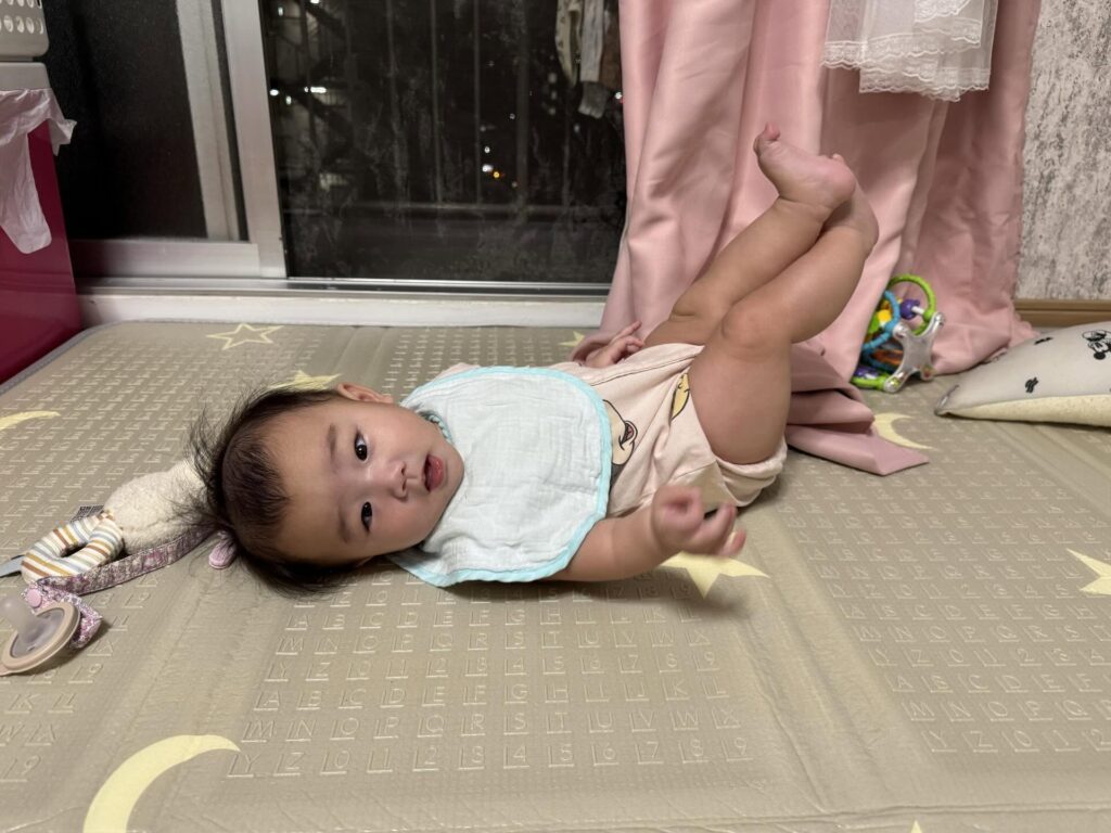 生後6ヶ月になっても、お腹の中と同じポーズ！（@sa.matsuiさんより提供）