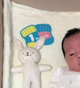 ママが撮った生後1ヶ月の赤ちゃんの写真。　しかしその後、よく見ると………→”まさかすぎる状態”に！？「陽キャ確定」「最高すぎる」