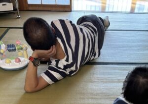 寝転がってテレビを見るじいじ。　しかし背後をよく見ると…「最高に可愛い」「なんて微笑ましい」「気が合いますね～」