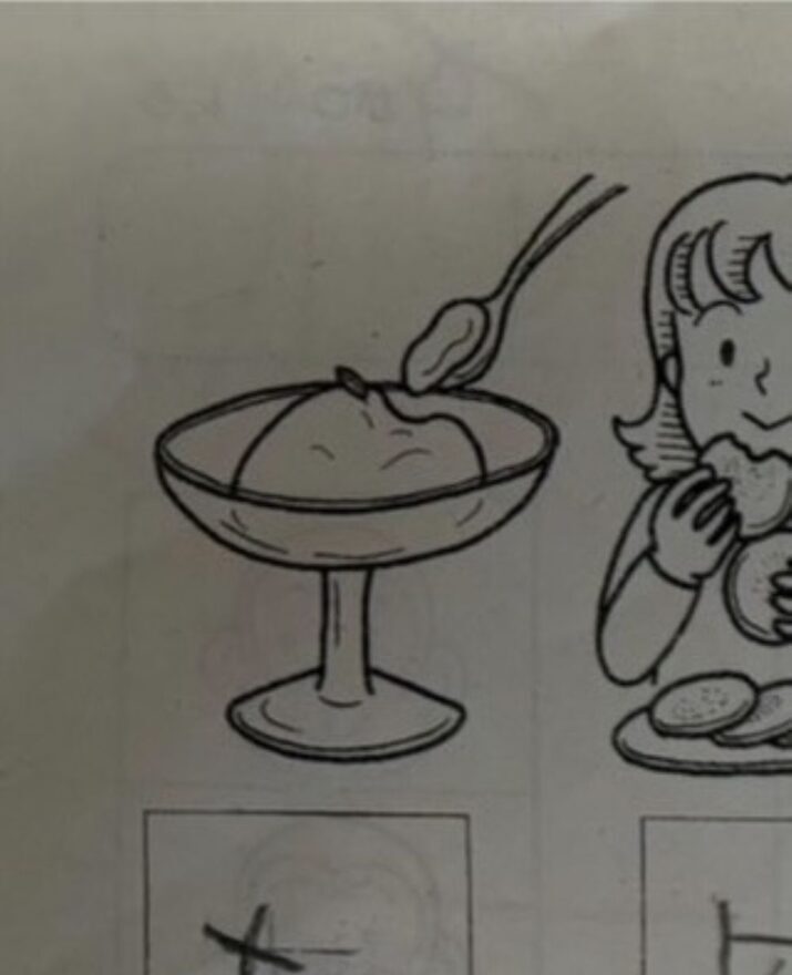 小1娘の宿題の丸つけをしていたママ。 しかし、解答をよく見てみると…思わず二度見する『衝撃的な内容』に「え?これ答えなに?」「改名作戦!」「最高です!」