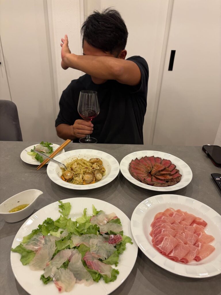 パーティーを楽しむ旦那さん（＠nami___3yさんより提供）